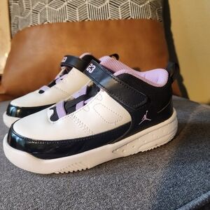 KIDS' JORDAN MAX AURA 3 MID TOP SNEAKER IN BLACK/ WHITE/ LILAC SIZE 10C